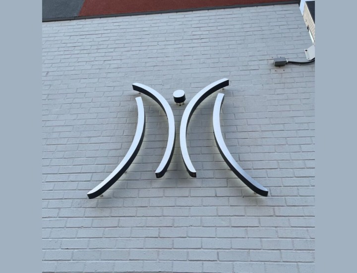 A metal M logo on the Mazzoni Center 